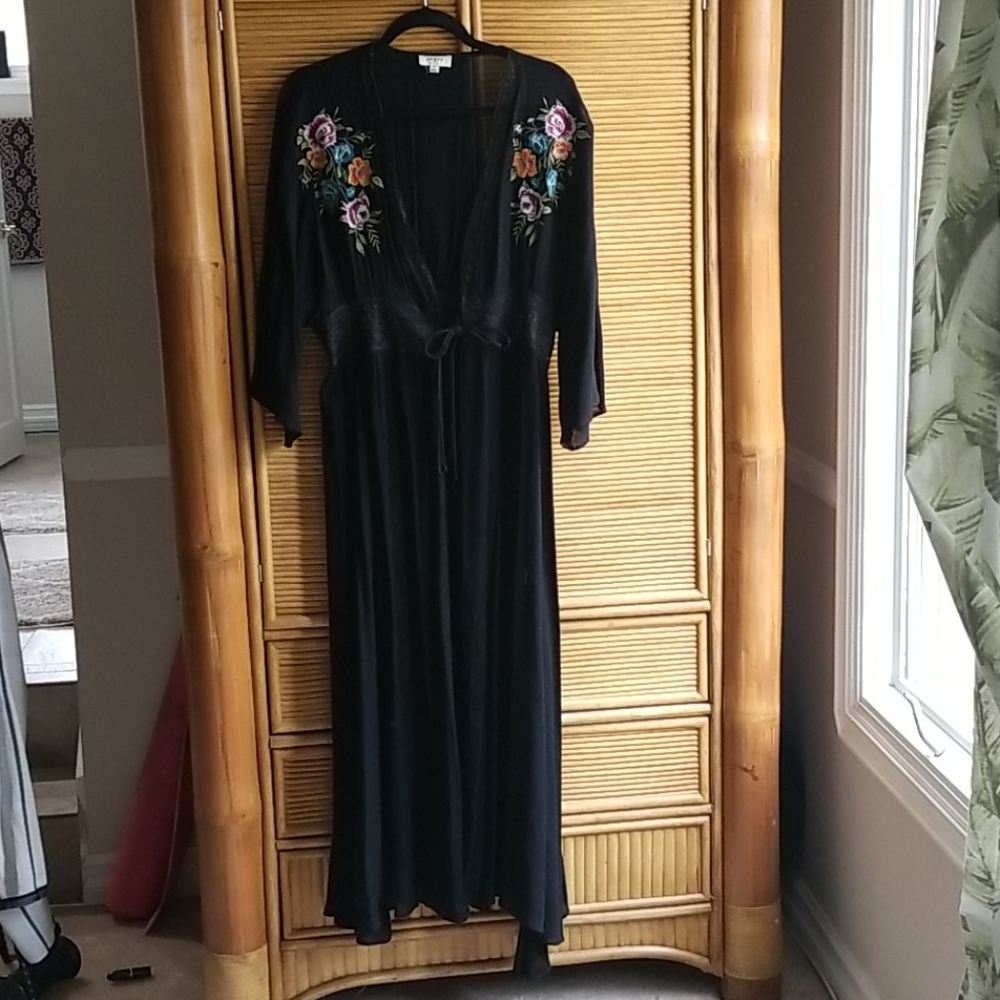 Maxi embroidered black sheer kimono